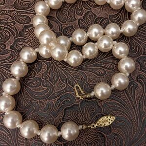 N145 Elegant Knotted Pearl Necklace Looks great on everyone Perfect for Brides